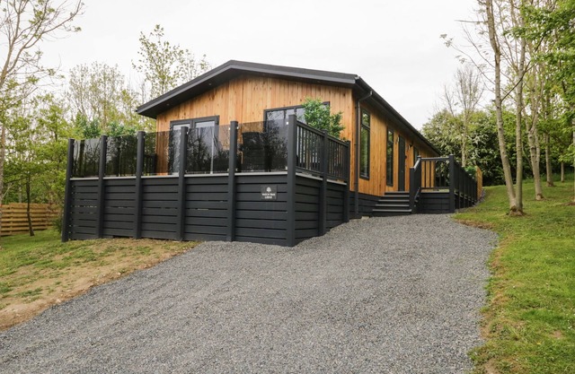 WATCH TREE LODGE, family friendly, luxury holiday cottage in Cartmel
