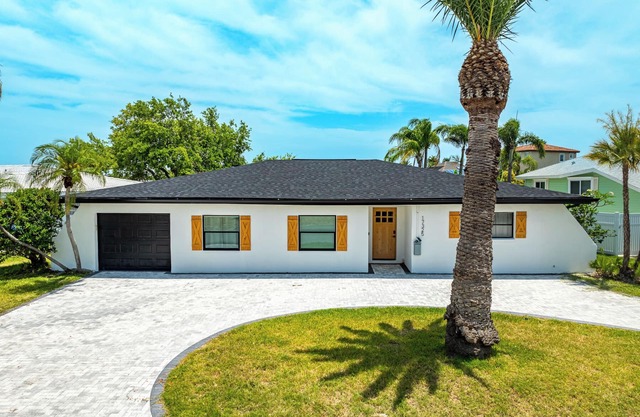 WATER FRONT. Spacious 4-bedroom house in charming North Redington Beach with AC,