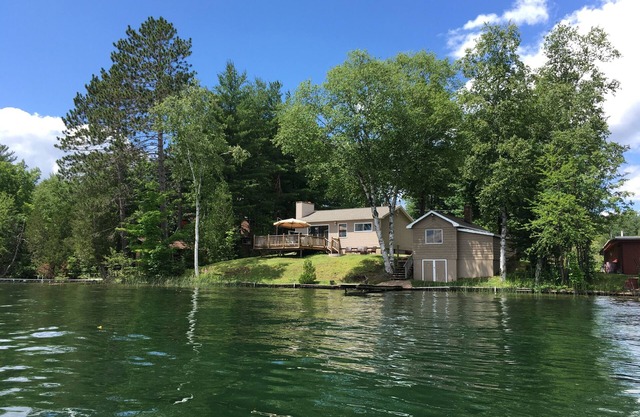 Water Front Cabin sur le magnifique lac West Bass, pour 6 personnes, nager, poisson, bateau