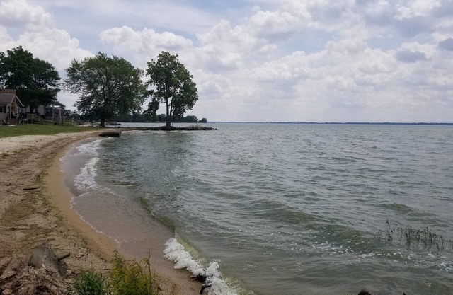 Maison au bord de l'eau, pour 2 à 6 personnes, entièrement équipée! ouvre pour la saison 5-1-18