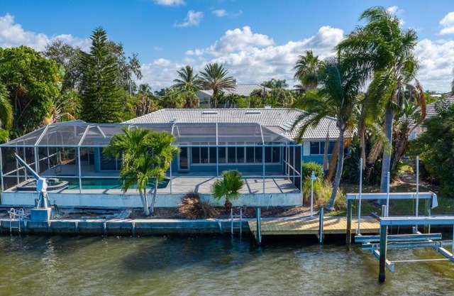 Water Front Private Pool Spa Home with Boat Docking Available home