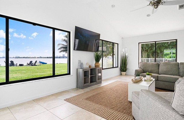 Water front view| 5 mins to Downtown & The Beach ! | 5 bedrooms, 3 Bath