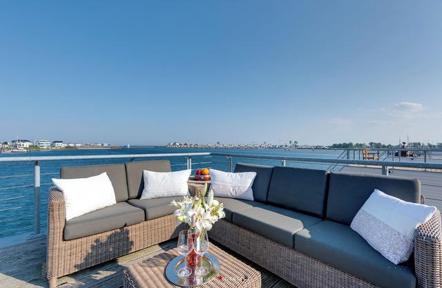 Maison flottante avec sauna, gr. Terrasse sur le toit, jetée et vue panoramique sur la mer