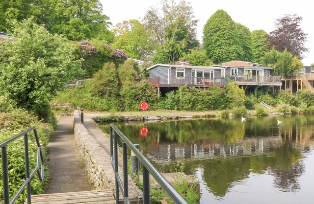 WATER'S EDGE, 44 GLAN GWNA, pet friendly, with a garden in Caernarfon