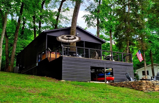 Water's Edge Black- Stylish Lake House-Sleeps 6- Hot tub, Fire pits, Kayaks