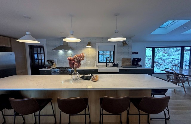 Water View 4br, 1 min to Lake Sunapee, w/ Hot Tub!