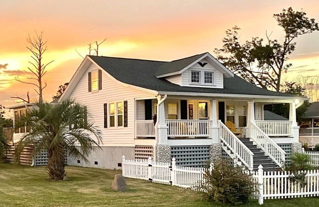Water View&Access~ Game Room~Sunrise~Beach~Kayak Fishing~Close to Ferry~Sleeps 6