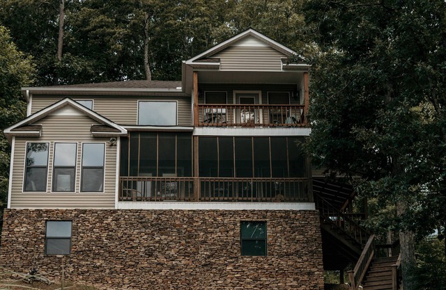 Water view cabin close to everything at Pickwick. 3 bedroom/3 baths.