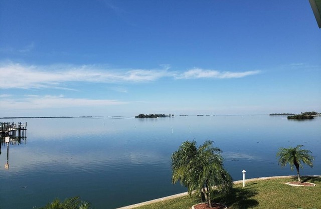 Water View Updated Condo on the causeway to Honeymoon Island
