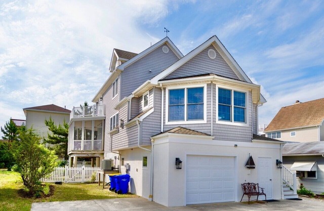 WATER VIEWS, MINI WEEKS, AND PET FRIENDLY!! BOOK TODAY!!