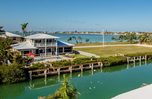 Maison de luxe de nouvelle construction avec piscine! 2 Master En-Suites, plage privée de Inch