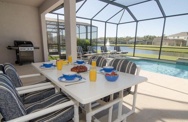 Waterbank Haven - lakefront views, sunny pool / deck, gated community, close to Orlando attractions