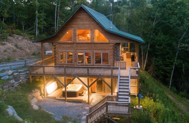 Brand New HOT TUB! Côté montagne, Custom Mountain Home - Accès privé au lac avec Kayak!