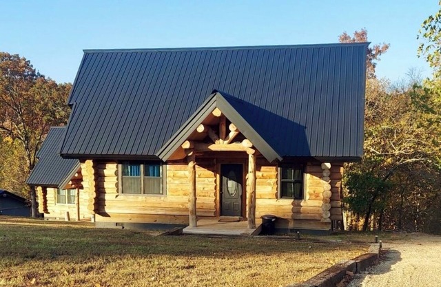 Waterfall View Cabin at White Buffalo Lodge; Family-friendly with lake access