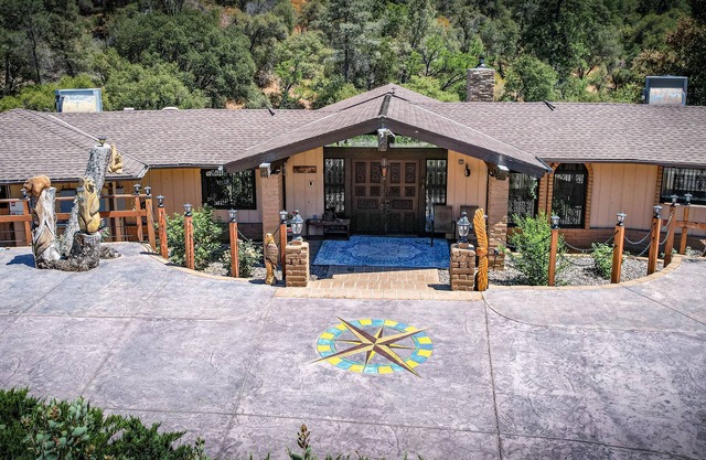 Waterfall View Retreat near Yosemite. Sleeps 21, Hot Tub,Swimming Spa, Game Room