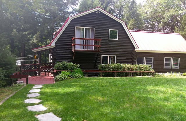Belle maison en rondins au bord du lac nichée dans les pins sur le lac Contoocook
