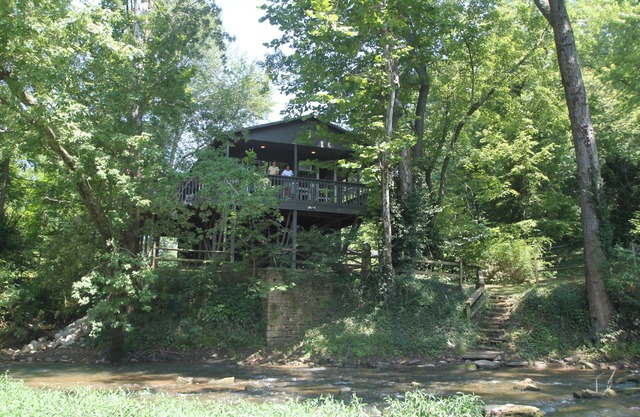 Profitez de la rivière bleue depuis cette propriété unique en son genre