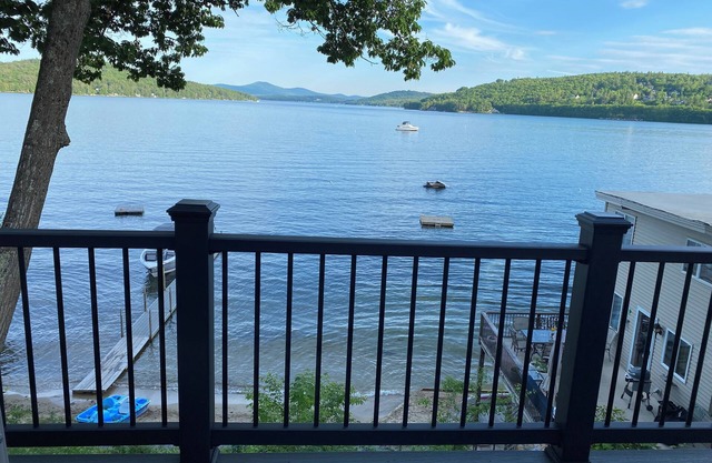Waterfront chalet juste à Meredith Bay!