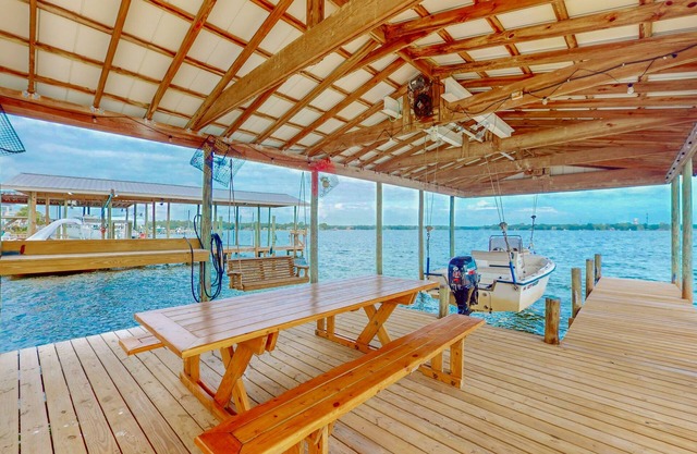 Waterfront 2 cottage home, private dock and water access, & private washer/dryer