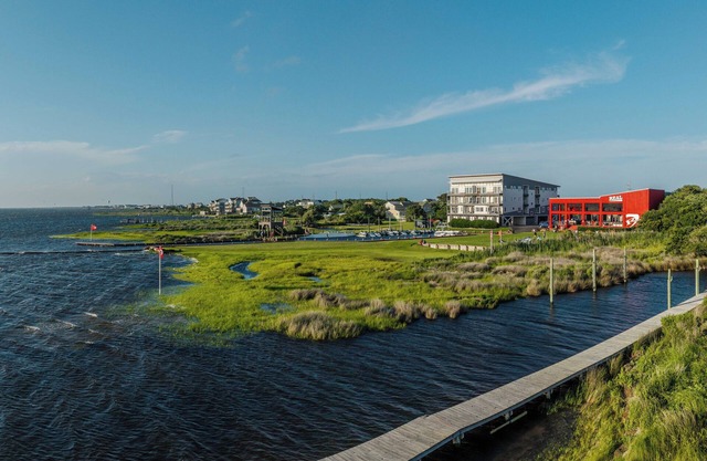 Suites de luxe avec vue sur l'eau et trois chambres - co-situées avec REAL Watersports