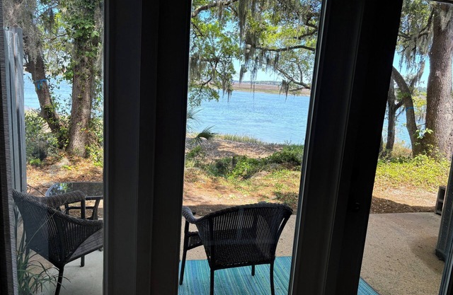 Waterfront Retreat – 3 Min to Parris Island Sleeps 6 Waterway & Stunning Views