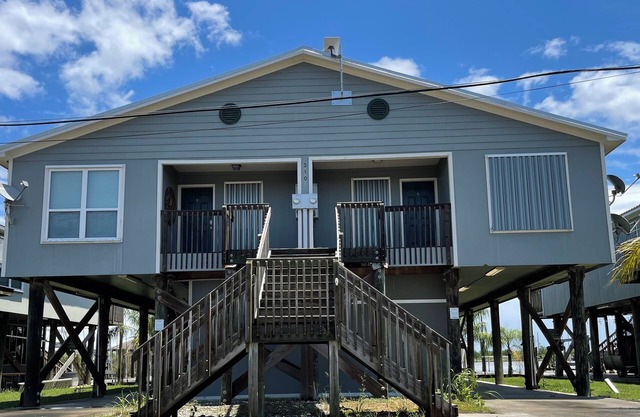 Waterfront 3BR/2BA Condo in Cypress Cove-10 Beds w large deck for entertaining