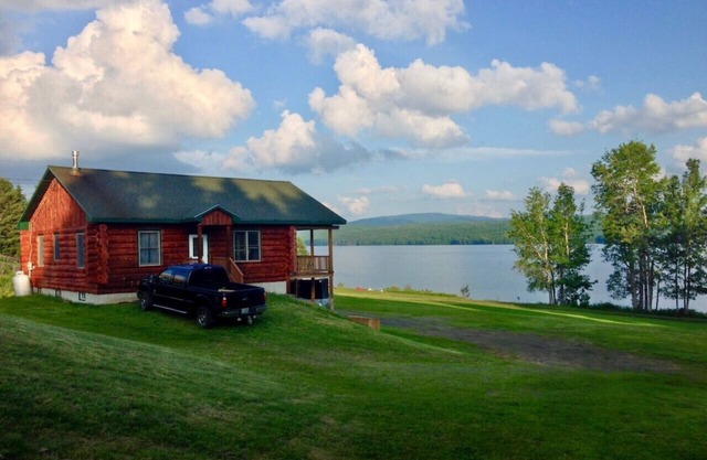 SUPERBE SUR LE LAC, cabane en bois rond moderne