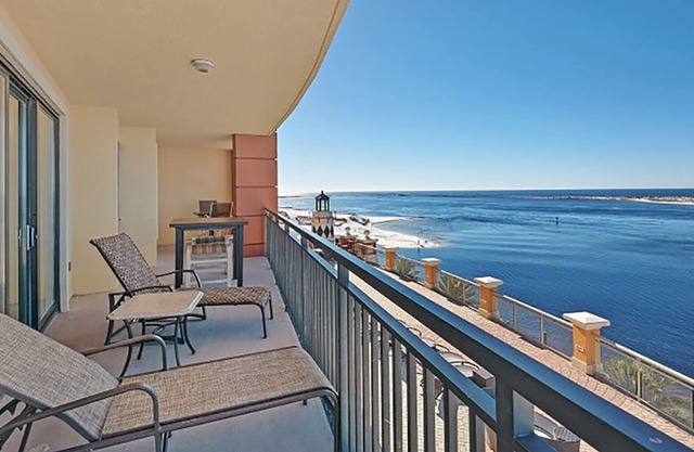 Waterfront 4-Bedroom Emerald Grande at HarborWalk Village Harbour View