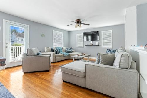Waterfront 4BR w Dock & Kids Rec Room