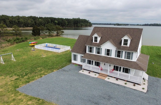 Bord de l'eau 5BR / 3. 5BA avec piscine privée, quai, foyer, kayaks, plage pour 18 personnes