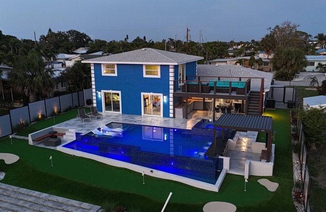 Luxurious 5BR Canal Home w/ Boat & Jet Ski Lift, Direct Access to Sarasota Bay