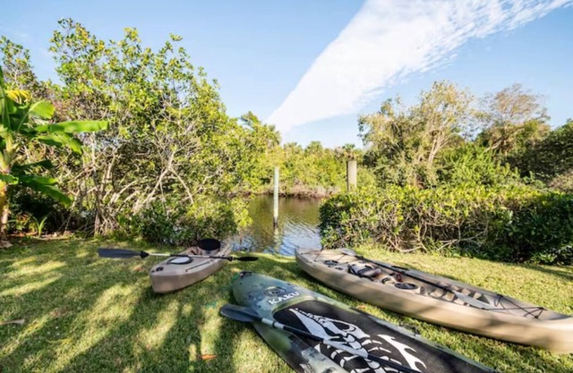 Bord de l'eau "maison de rêve d'un pêcheur" 3/2 avec des kayaks
