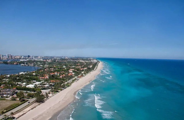 Waterfront art-focused seasonal condo <1.5mi from Atlantic Ocean (~5 min drive)