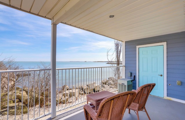 Waterfront Bass Island Retreat w/ Balcony + TV