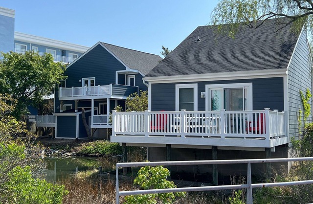 Waterfront Beach Cottage w / cuisine complète, câble, WiFi gratuit - près de la plage!