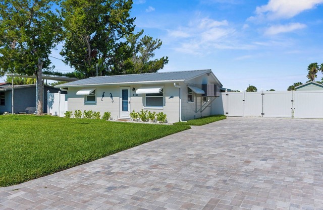 Waterfront Beach Bungalow with Pool/2 Bedroom