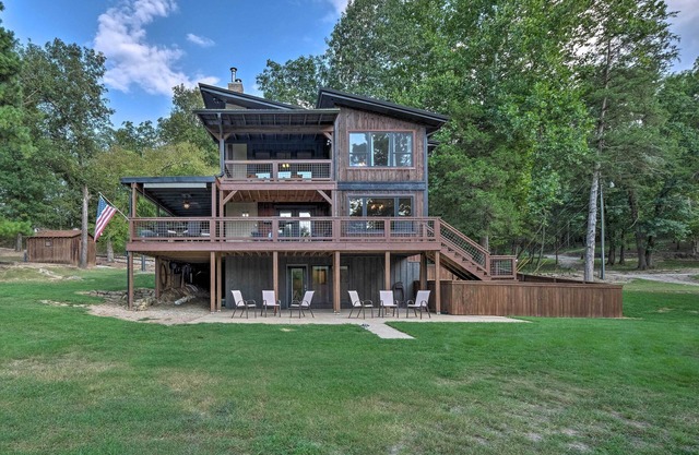 Waterfront Beaver Lake Hideaway w/ Kayaks & More!