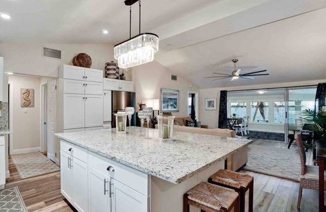 Vues à couper le souffle au bord de l'eau! 3/2 Villa Bella Vista design avec piscine et plage