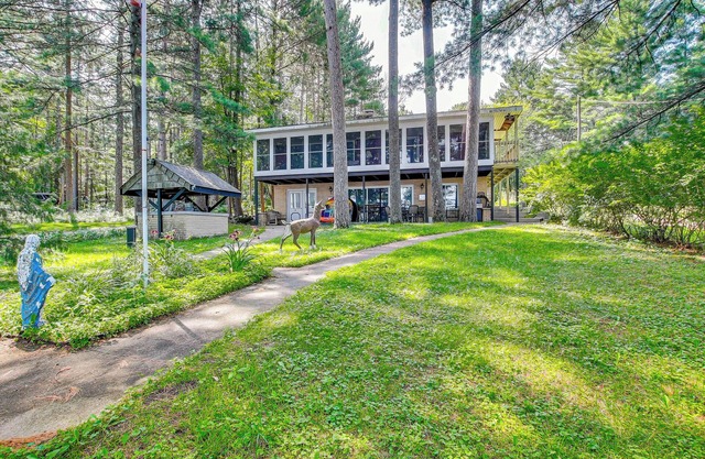 Waterfront Berry Lake Getaway w/ Sunroom!
