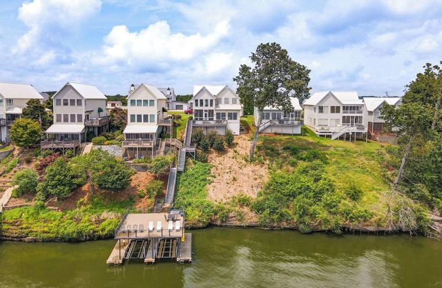 Waterfront Bliss: Wheeler Lake Retreat w/ Dock!
