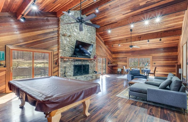 Waterfront Cabin on 32 Acres in Leesburg!