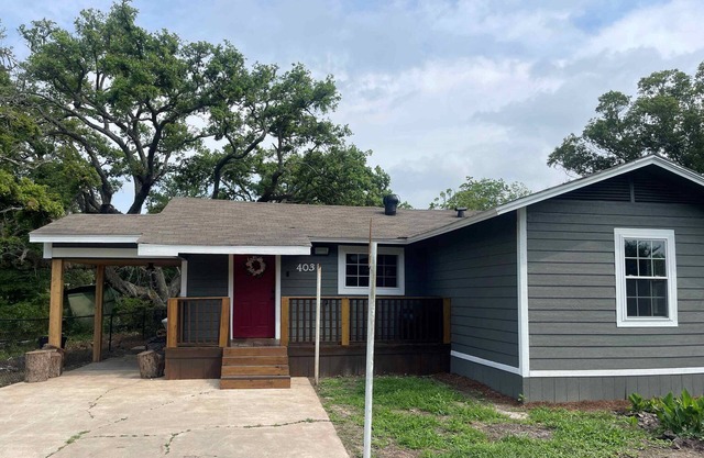 Waterfront cabin on Chocolate Bayou. Bring your boat. Fishing friendly.