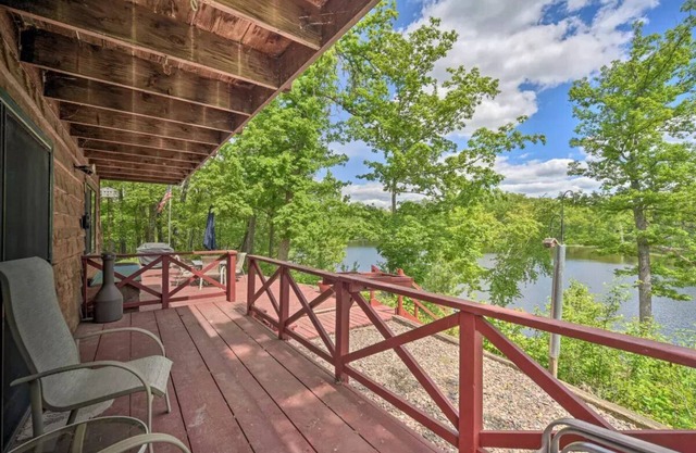 Waterfront Cabin on Long Lake w/ Dock & Kayaks!