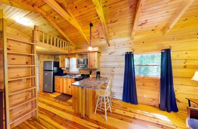 Cabine front de mer sur deux hectares avec quai et foyer!