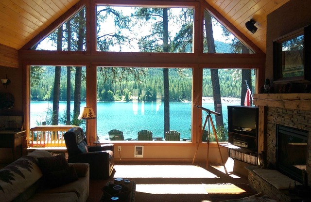 Waterfront Cabin sur la magnifique rivière Pend Oreille.