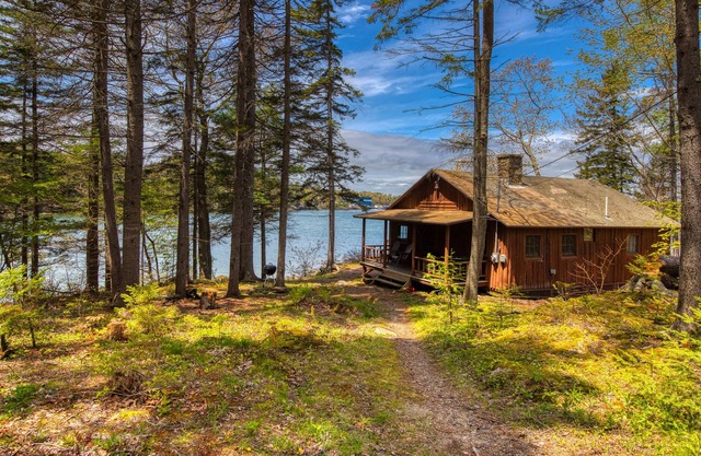 Cabine au bord de l'eau avec vue sur l'océan, cheminée et quai privé