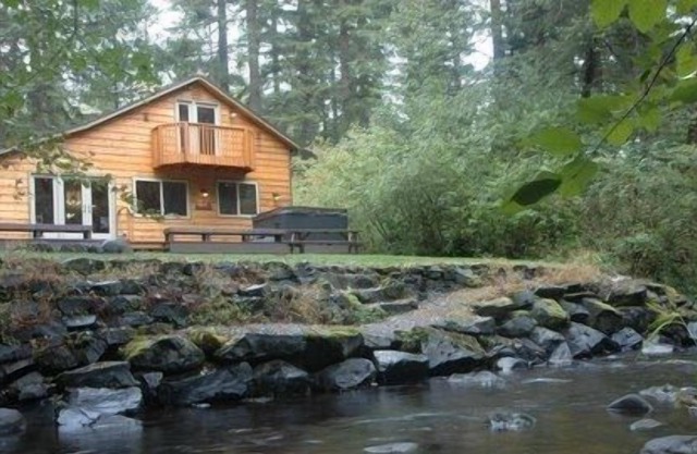 Cabine au bord de l'eau avec bain à remous, foyer, WiFi, table de billard et barbecue. Conviviale et familiale.