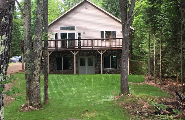 Bord de l'eau, chalet calme et paisible sur le magnifique lac Hilbert avec ponton disponible.