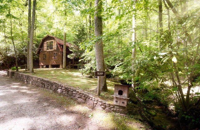 Glamping Barn - Creekside w / Outdoor Kitchen & Fire pit - Mieux que Pinterest!