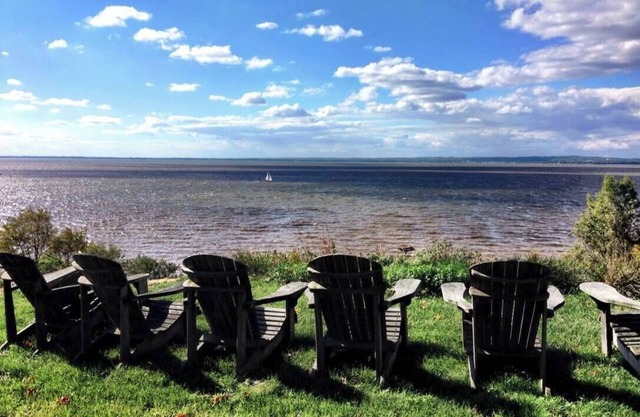 Cabine au bord de l'eau avec des couchers de soleil spectaculaires surplombant la baie de Chesapeake